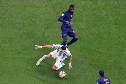 Dembelé cometiéndole penal a Di María, que luego Messi transformó en el primer gol de la Argentina ante Francia, en la final de Qatar 2022