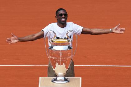 Dembélé del PSG levanta el trofeo de la Champions en Roland Garros