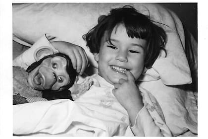 Demi Moore, en una foto de su infancia, con su "amado mono"