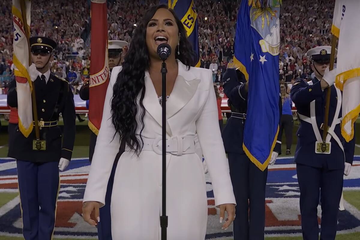 Demi Lovato emocionó en su interpretación del himno