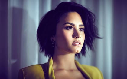 Demi Lovato es una de las famosas que tiene la barbilla partida