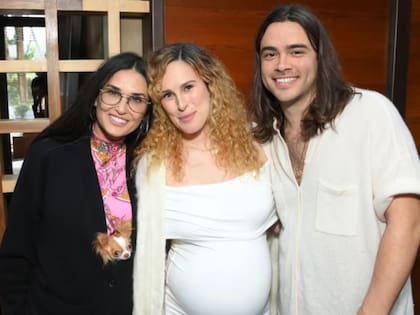 Demi Moore con Rumer Willis y Derek Richard Thomas antes del nacimiento de la pequeña Louetta