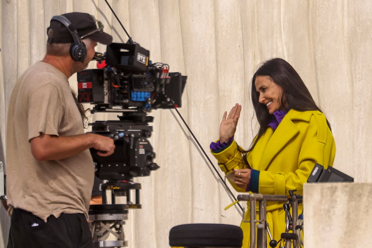 Demi Moore en el rodaje de una escena de la película The Substance en Antibes, Francia