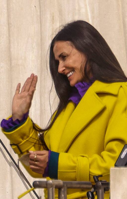 Demi Moore en el rodaje de una escena de la película The Substance en Antibes, Francia