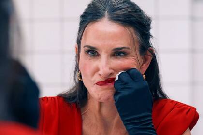 Demi Moore en una escena de La sustancia