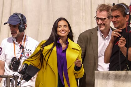 Demi Moore filmando The Substance en la explanada del teatro Anthéa, en Antibes, Francia