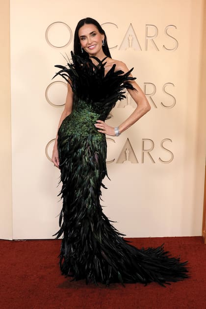 Demi Moore fue la reina de la noche con un
dramático vestido de Gucci verde esmeralda cubierto de
plumas