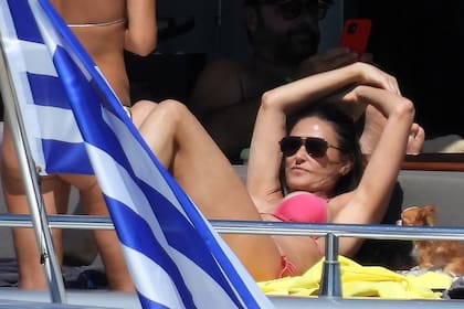 Demi Moore luce uno de los trajes de baño de su colección de lujo en sus soñadas vacaciones griegas