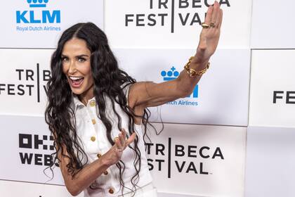 Demi Moore posó divertida en la alfombra roja previa a la premiere de Brats en el Festival de Cine de Tribeca. El documental, dirigido por Andrew McCarthy, se centra en las películas de la década de 1980 protagonizadas por el "Brat Pack" y su profundo impacto en las vidas de las jóvenes estrellas, del cual la actriz formó parte