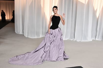 Demi Moore vistió un diseño de la firma Standing Ground, compuesto por una pechera de corte irregular en negro y una falda voluminosa en lila