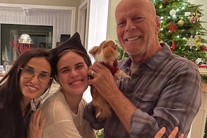 Demi Moore y Bruce Willis posan junto a Tallulah y Pilaf, su pequeño perrito