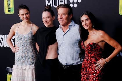 Demi Morre posó junto a la directora y guionista, Coralie Fargeat, y a sus compañeros de elenco, Margaret Qualley y Dennis Quaid. El film, una película de terror, promete volver a poner a la actriz en el centro de la escena artística. “Este personaje me sacó por completo de mi zona de confort", confesó la estrella a la prensa