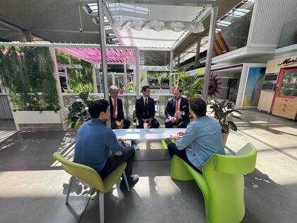 Demián Reidel, Ian Sielecki y Eduardo Boccardo en Station F, incubadora de startups, junto con emprendedores. Crédito: Embajada de Argentina en Francia.