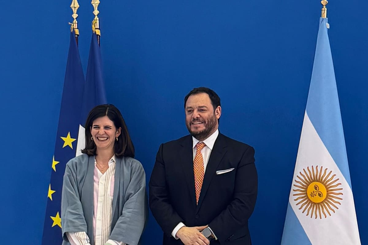 Demián Reidel, Presidente del Consejo Nuclear Argentino, junto con Clara Chappaz, ministra de Inteligencia Artificial y Tecnología de Francia. Crédito: Embajada Argentina en Francia.