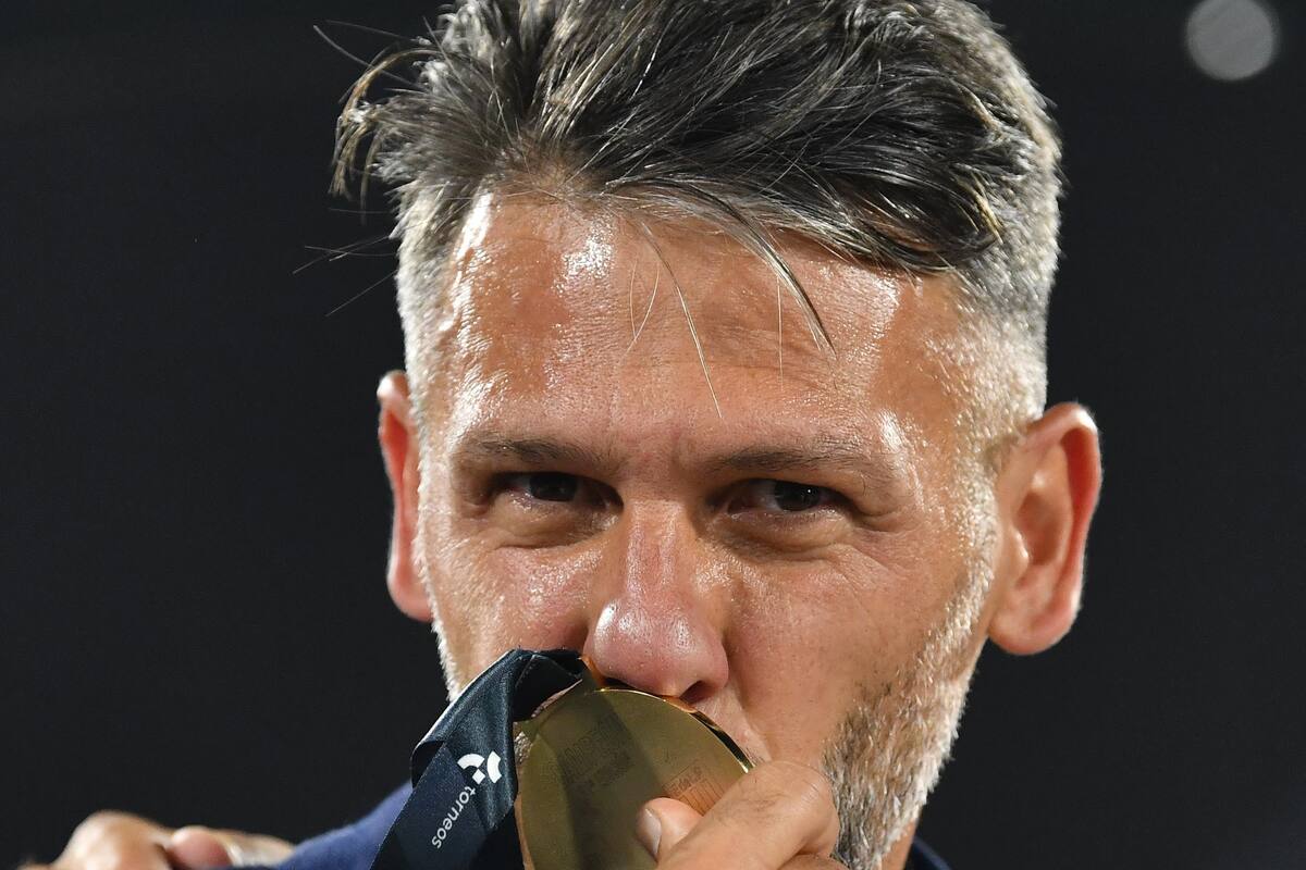Demichelis besa la medalla de campeón de la Supercopa Argentina