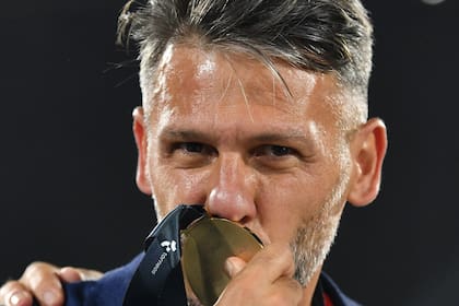 Demichelis besa la medalla de campeón de la Supercopa Argentina