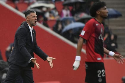 Demichelis da una indicación en la goleada de Mallorca sobre Rayo; cerca suyo, el colombiano Mojica (@RCD_Mallorca)