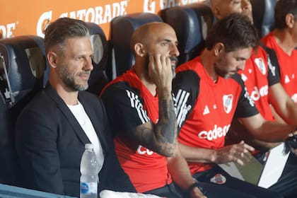 Demichelis, en el banco de River en Tucumán, durante una noche caliente