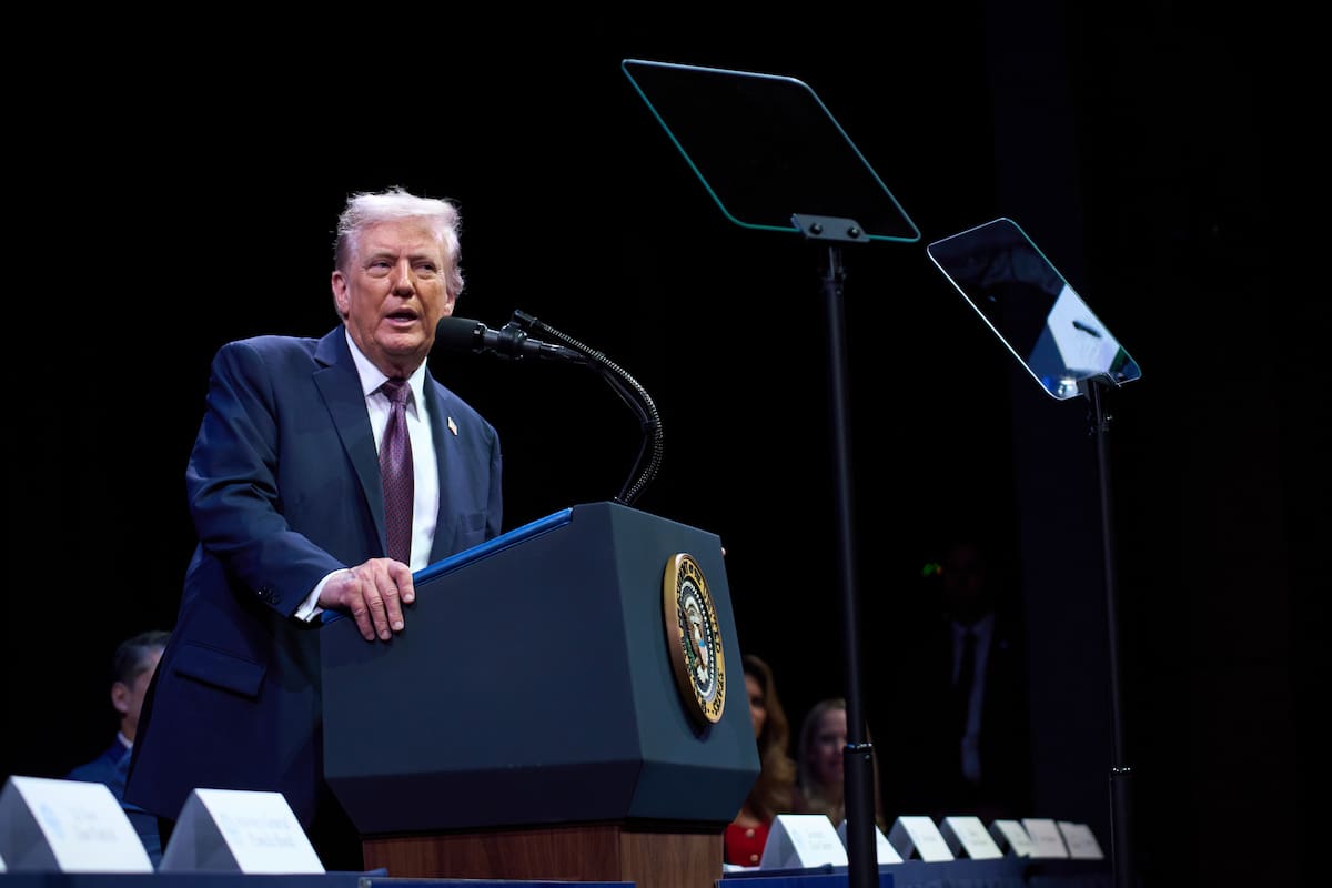 Demócratas publican carta dirigida a Epstein, supuestamente firmada por Trump, quien niega autoría