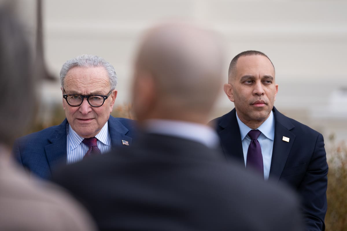 Demócratas se envalentonan al hablar de destituir a Trump tras sus amenazas a Irán