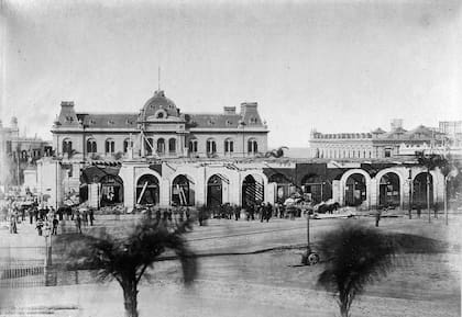 Demolición de la Antigua Recova en Mayo de 1884. Detrás se ve el edificio de Correos y Telégrafos que será parte de la futura Casa Rosada.