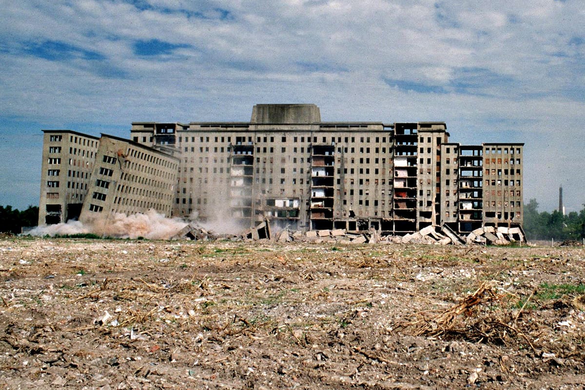 Demolición del albergue Warnes