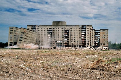 Demolición del albergue Warnes