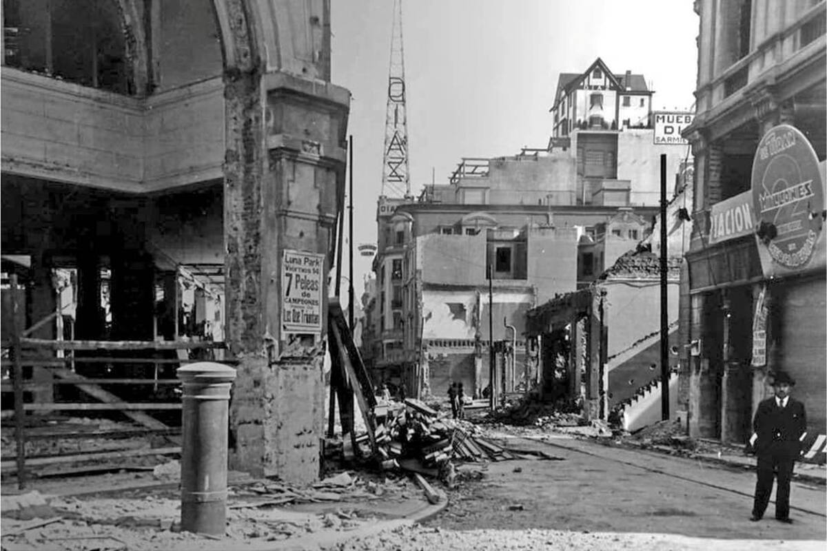 Demolición del clásico Bazar Bignoli; a la derecha, en lo alto, el "Chalet Díaz", la casa que fue construida en la terraza de un edificio y hoy sigue sorprendiendo a los turistas que pasean por la 9 de julio (Gentileza; Alejandro Daniel Machado)