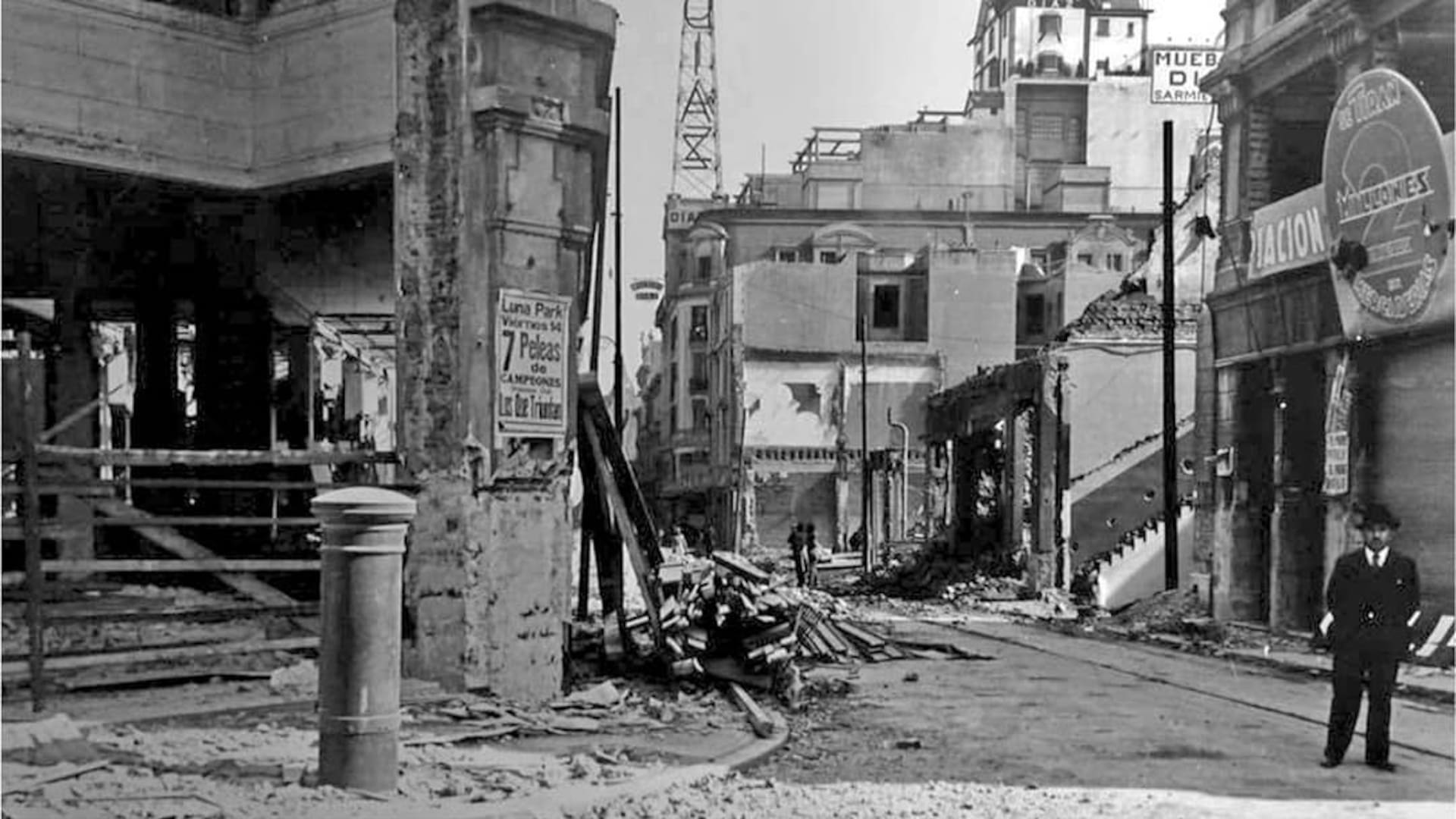 Demolición del clásico Bazar Bignoli; a la derecha, en lo alto, el "Chalet Díaz", la casa que fue construida en la terraza de un edificio y hoy sigue sorprendiendo a los turistas que pasean por la 9 de julio (Gentileza; Alejandro Daniel Machado)