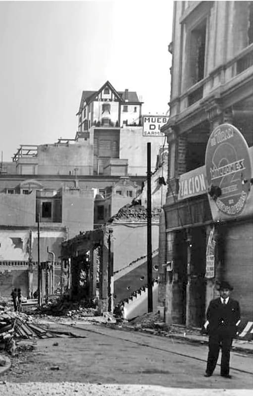 Demolición del clásico Bazar Bignoli; a la derecha, en lo alto, el "Chalet Díaz", la casa que fue construida en la terraza de un edificio y hoy sigue sorprendiendo a los turistas que pasean por la 9 de julio (Gentileza; Alejandro Daniel Machado)