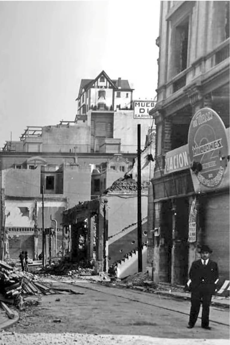 Demolición del clásico Bazar Bignoli; a la derecha, en lo alto, el "Chalet Díaz", la casa que fue construida en la terraza de un edificio y hoy sigue sorprendiendo a los turistas que pasean por la 9 de julio (Gentileza; Alejandro Daniel Machado)