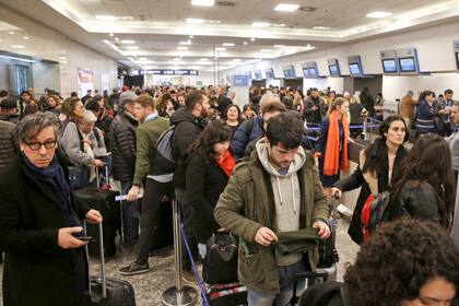 Las cancelaciones y demoras de más de 50 vuelos afectaron a 5000 pasajeros en Aeroparque y Ezeiza