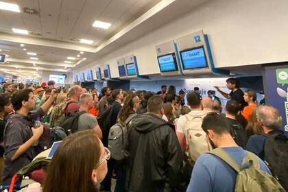 Demoras en Aeroparque tras un paro de maleteros que ocurrió ayer y trajo como consecuencia la reprogramación y demora de muchos vuelos