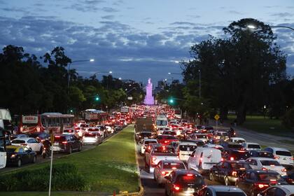 Demoras en el tránsito sobre la avda. Sarmiento por el corte en la avda. Figueroa Alcorta, como consecuencia del choque de trenes
