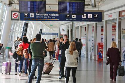 Demoras en los vuelos de Ezeiza y Aeroparque por problemas en las torres de control