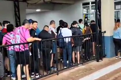 Demoras para realizar los trámites migratorios en el puente Tancredo Neves