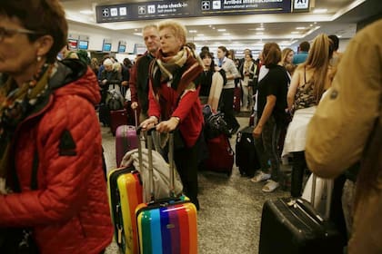 Cientos de pasajeros están varados en los dos principales aeropuertos porteños