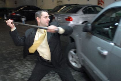 Demostración sobre resistencia de los vidrios blindados en Auto Seguro