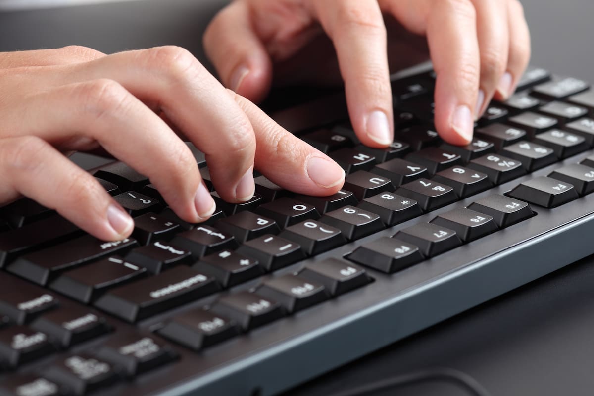 Demostraron cómo se puede adivinar una contraseña escuchando el sonido del teclado