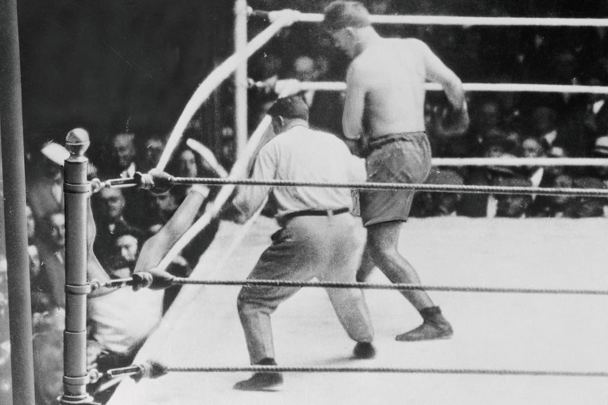 Dempsey vuelva fuera del ring. Firpo se adueña del escenario; aún no existía la cuenta y Dempsey volvió luego de eternos segundos