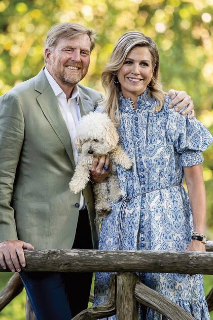 DEN HAAG - King Willem-Alexander together with Queen Maxima and dog Mambo during the traditional photo session of the royal family in the garden of Palace Huis ten Bosch. ANP REMKO DE WAAL netherlands out - belgium out(Photo by Remko de Waal/ANP/Sipa USA) *** Local Caption *** 62501382