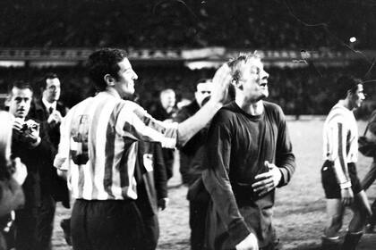 Denis Law, con Marcos Conigliaro, en la Bombonera, en 1968, primera final de la Copa Intercontinental entre Estudiantes y Manchester United, ganada por el conjunto argentino por 1 a 0