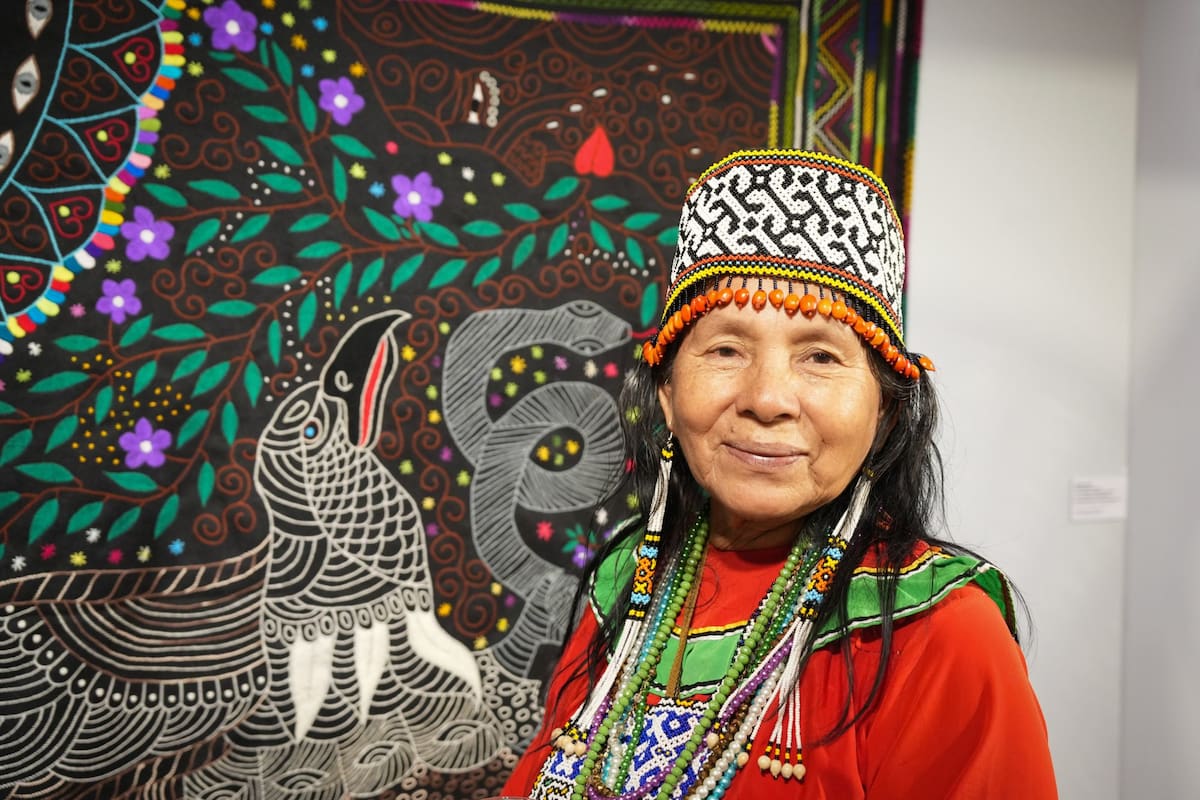 Denis Ramírez-Ininsoi, de Perú, fue premiada por la gran pintura de un río amazónico desbordado de peces y una boa