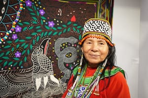 Denis Ramírez-Ininsoi, de Perú, fue premiada por la gran pintura de un río amazónico desbordado de peces y una boa