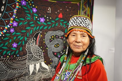 Denis Ramírez-Ininsoi, de Perú, fue premiada por la gran pintura de un río amazónico desbordado de peces y una boa