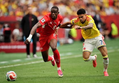 Denis Zakaria le cierra la escalada a Luis Díaz (Photo by ALEX GRIMM / GETTY IMAGES NORTH AMERICA / Getty Images via AFP)
