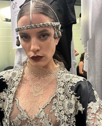 Denise Ascuet en el backstage del desfile de Alta Costura de Jean Paul Gaultier