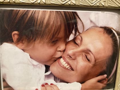 Denise Dumas junto a Santino cuando era un niño