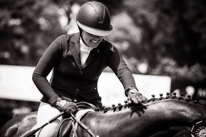 Denise Dumas subió también una foto de su hija Isabella practicando un deporte hípico