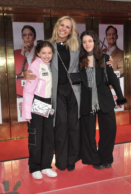 Denise Dumas también transformó la invitación en una salida familiar y fue al teatro con sus hijas Emma y Francesca